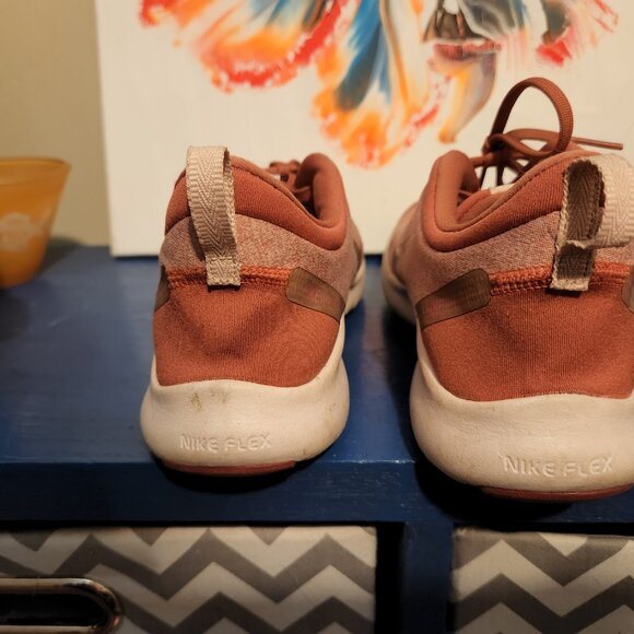 Women's NIKE Flex Experience blush colored running shoes size 8 Lace up - Picture 4 of 7